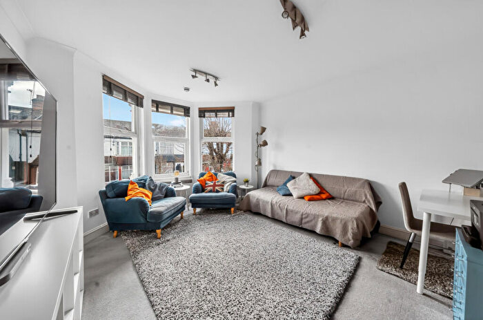 3 Bedroom Apartment For Sale In Kelvin Avenue, London, N13