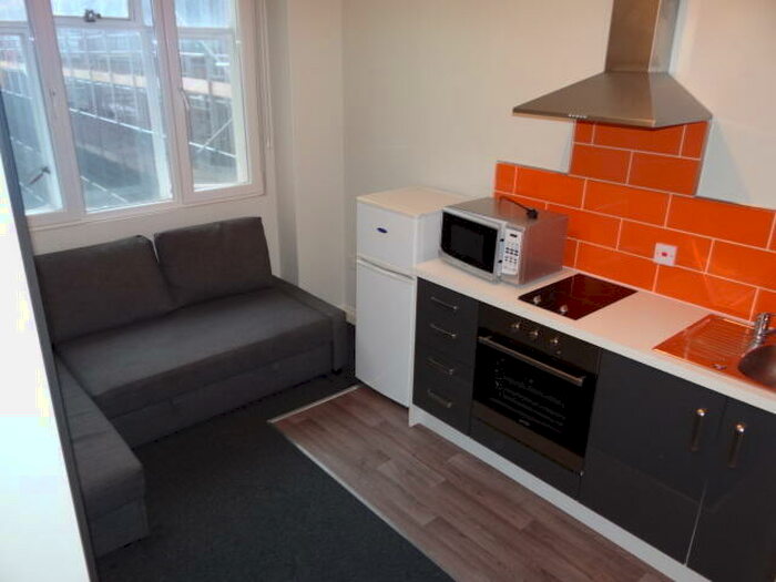 Flat To Rent In Devonshire House, Great Charles Street, Queensway, Birmingham, B3