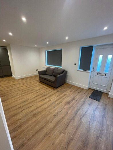 1 Bedroom Flat To Rent In Bedroom Ground Floor Flat – Queens Parade, Friern Barnet, N11