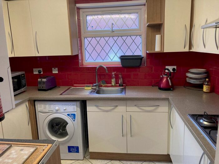 5 Bedroom Semi-Detached House To Rent In Lower Bevendean Avenue, Brighton, BN2