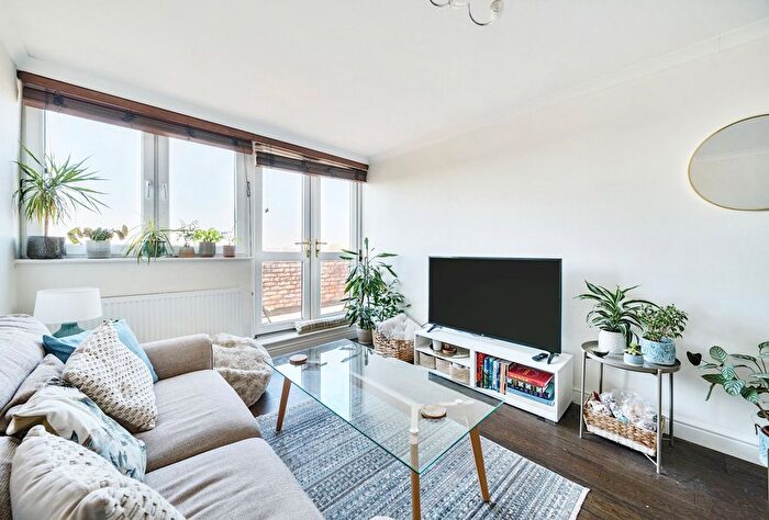 1 Bedroom Flat To Rent In Lockyer House, The Platt, London, SW15