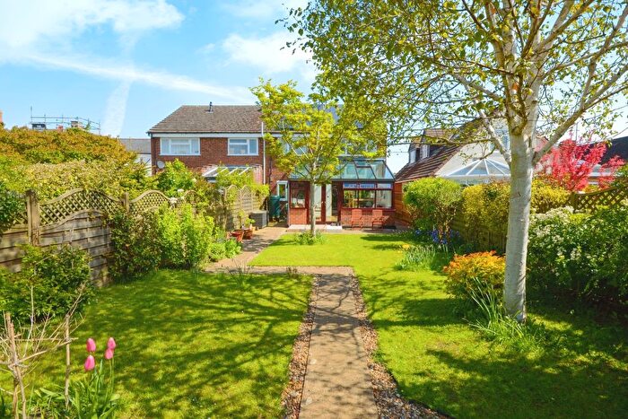 5 Bedroom Semi-Detached House For Sale In Eythrope Road, Aylesbury, HP17