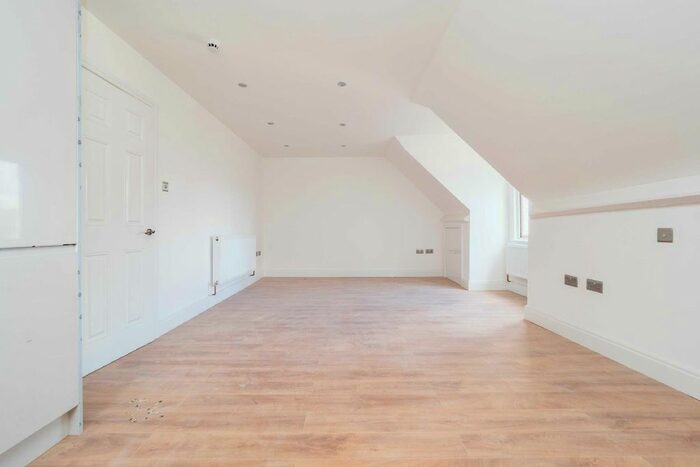 2 Bedroom Flat To Rent In St James Road, Sutton, Surrey, SM1