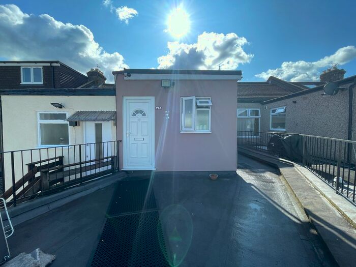 2 Bedroom Flat To Rent In Brunswick Avenue, London, N11