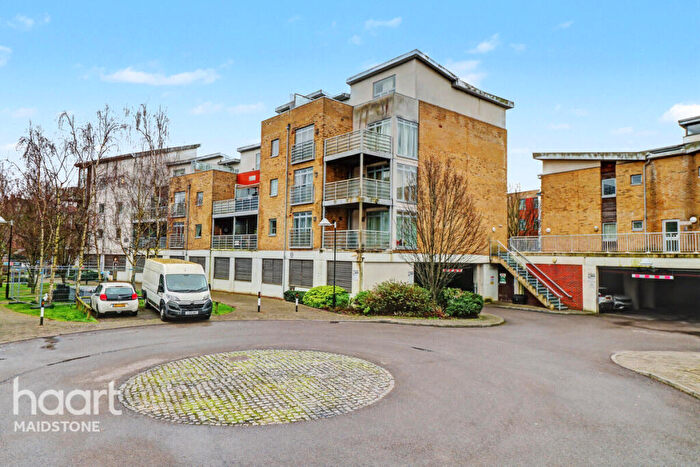 2 Bedroom Apartment For Sale In Kingfisher Meadow, Maidstone, ME16