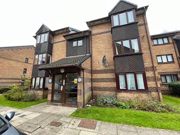 Flat To Rent In Harp Island Close, London, NW10