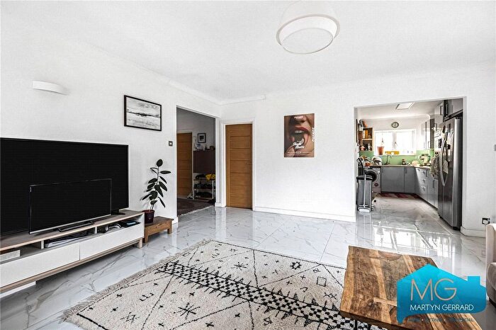 3 Bedroom Flat To Rent In The Rise, London, NW7