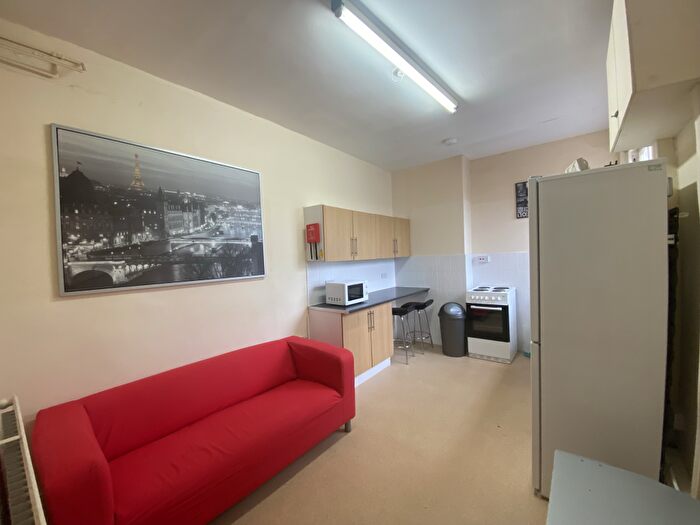 3 Bedroom Flat To Rent In Elm Grove, PO5