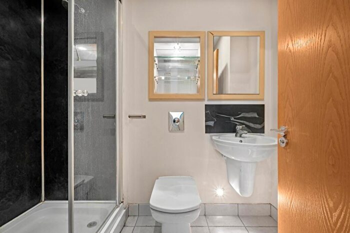 2 Bedroom Flat For Sale In Millharbour, Millwall, E14