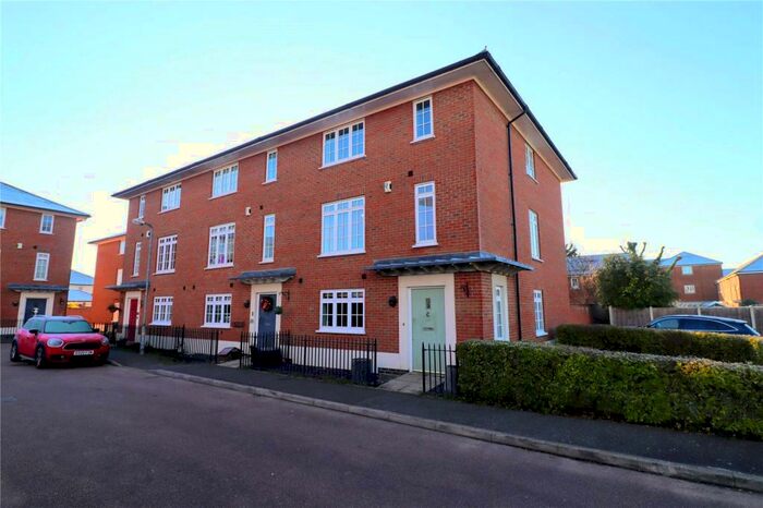 4 Bedroom End Of Terrace House To Rent In Kelso Close, Rayleigh, Essex, SS6