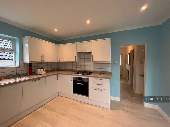 3 Bedroom Semi-Detached House To Rent In Glenfalls Avenue, Brighton, BN1