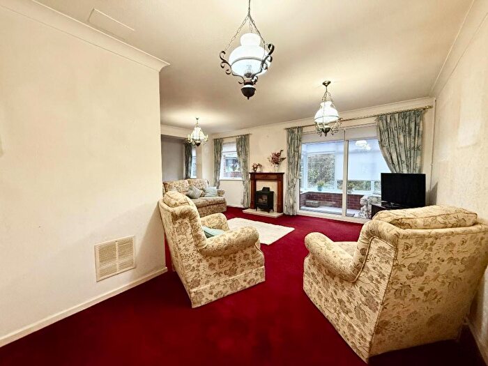 3 Bedroom Detached House For Sale In Brompton Close, Luton, LU3