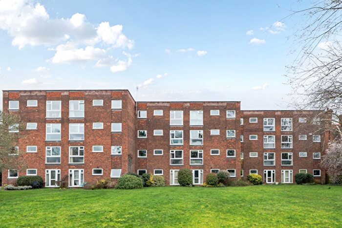 2 Bedroom Flat For Sale In Waldegrave Park, Strawberry Hill, TW1