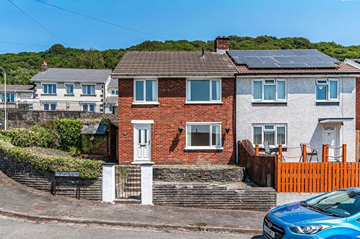 3 Bedroom Semi-Detached House For Sale In Graig Fach, Glyntaff, CF37
