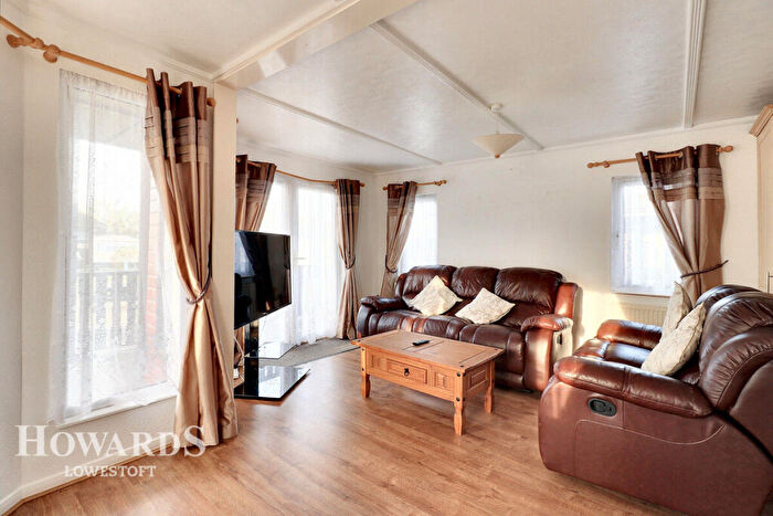 3 Bedroom Chalet For Sale In Beach Farm, Arbor Lane, Lowestoft, NR33