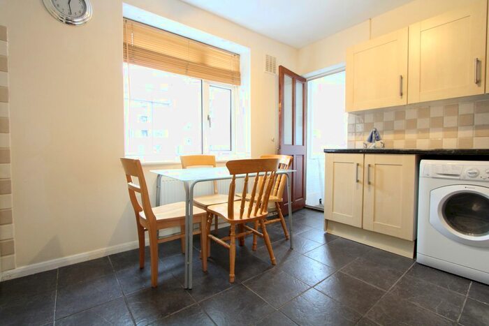 3 Bedroom Flat To Rent In Clapham Rd Estate, Clapham SW4