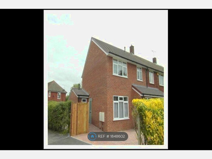 2 Bedroom Maisonette To Rent In Ross Crescent, Watford, WD25