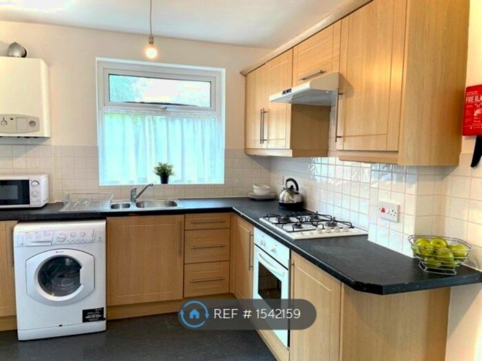 5 Bedroom Semi-Detached House To Rent In Brocklebank Road, Manchester, M14