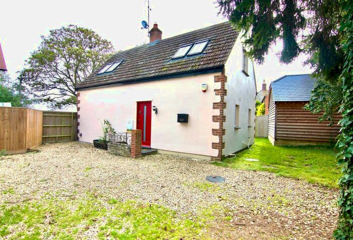 2 Bedroom Detached House To Rent In Ifield Wood, Ifield, Crawley, OX29