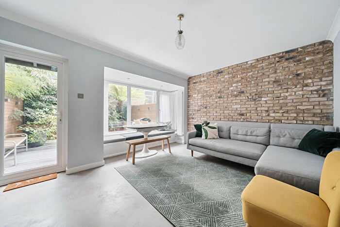 3 Bedroom Town House To Rent In Jutland Close, N19