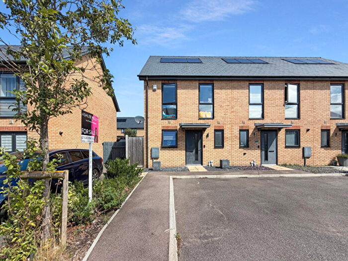 2 Bedroom End Of Terrace House For Sale In Somerset Close, West Thurrock, RM20