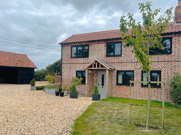 3 Bedroom Semi-Detached House For Sale In Peaseland Green, NR20