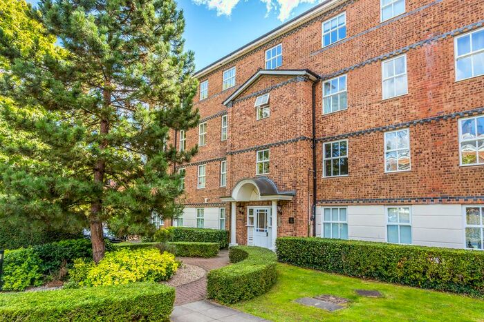 2 Bedroom Flat To Rent In Rectory Court, South Woodford, E18