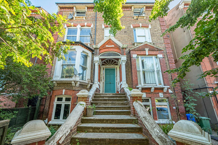 2 Bedroom Flat For Sale In Lordship Lane, Dulwich, London, SE22