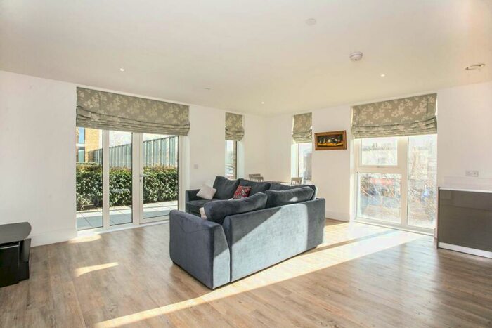 3 Bedroom Flat To Rent In Compton House, Woolwich Riverside, London, SE18