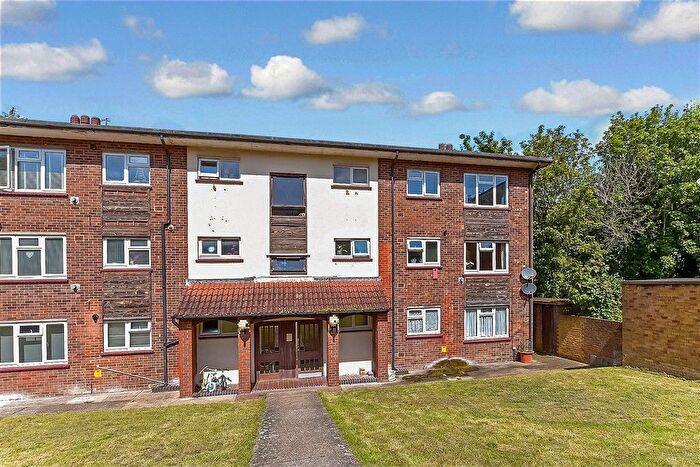 2 Bedroom Flat For Sale In Sunderland Close, Borstal, Rochester, Kent, ME1