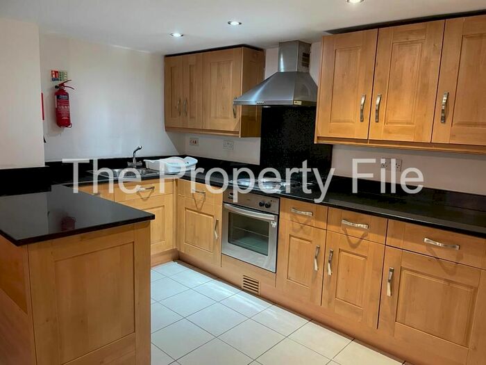 2 Bedroom Flat To Rent In Edge Lane, Manchester, M21