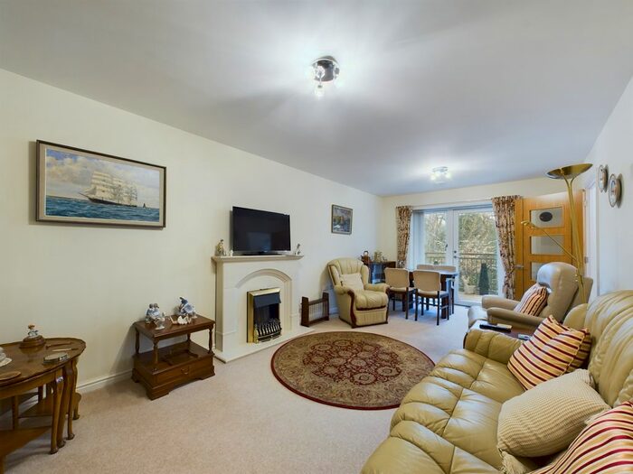 2 Bedroom Flat For Sale In Singer Court, Manor Crescent, Paignton, TQ3