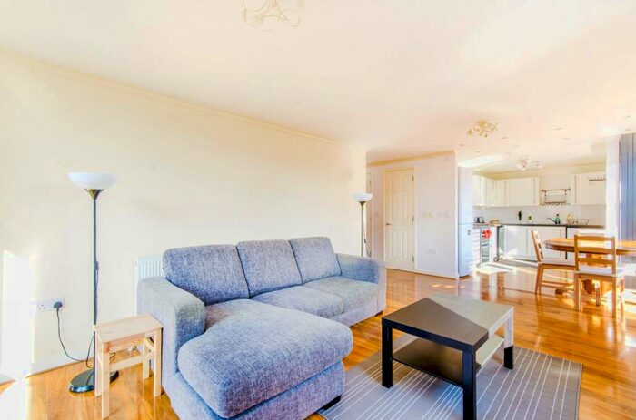 2 Bedroom Flat To Rent In Canalside Square, Islington, London, N1