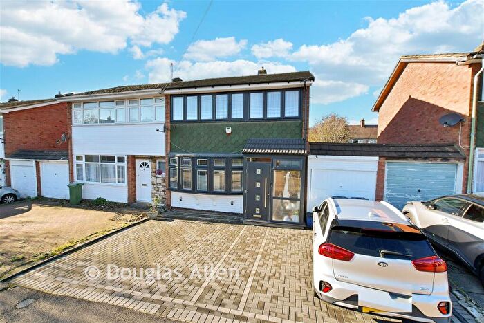 3 Bedroom Semi Detached House For Sale In Fauna Close, Chadwell Heath, Essex, RM6