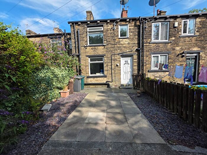2 Bedroom End Of Terrace House To Rent In Rooley Lane, Bradford, BD4