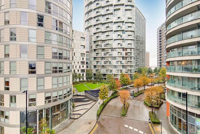 2 Bedroom Flat To Rent In Province Square, Canary Wharf, London, E14
