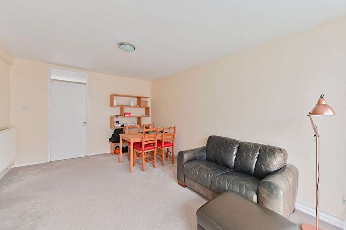 3 Bedroom Flat For Sale In Cooks Road, Kennington, London, SE17