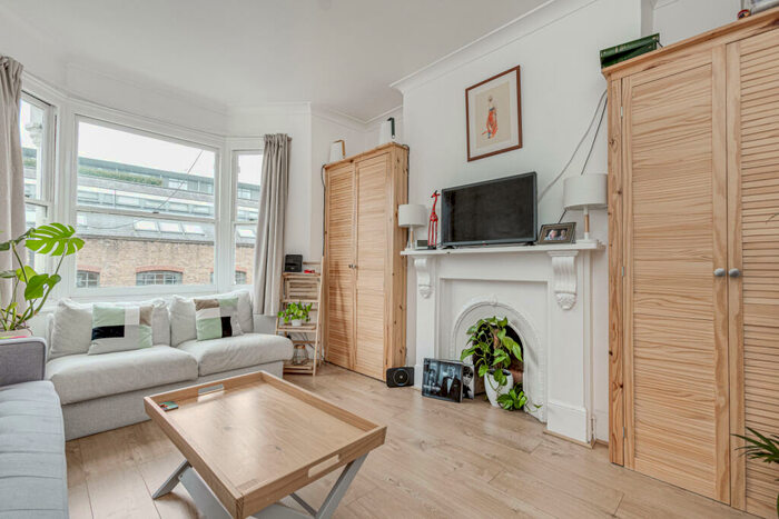 3 Bedroom Flat To Rent In Warriner Gardens, Battersea Park, SW11