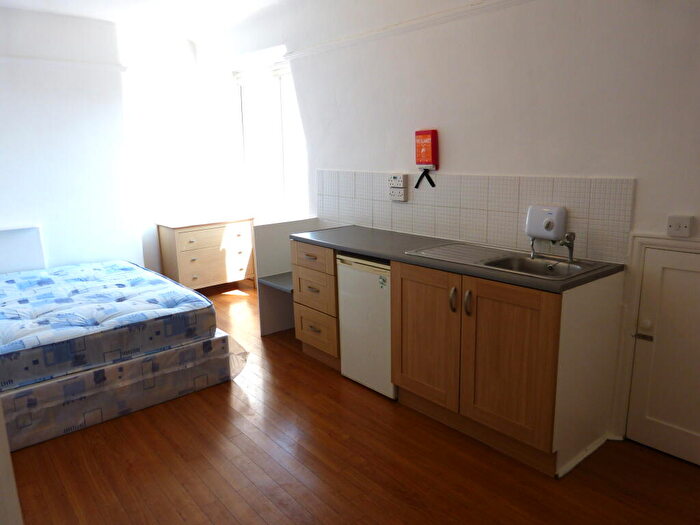 Flat To Rent In North End Road, London, NW11