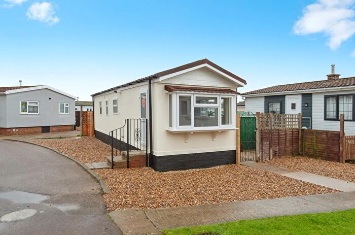 1 Bedroom Park Home For Sale In Three Star Park, Bedford Road, Lower Stondon, Henlow, SG16