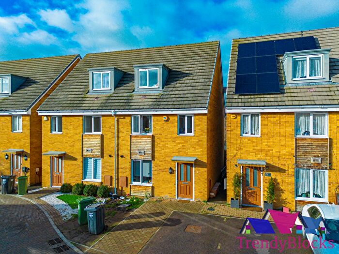 4 Bedroom Terraced House For Sale In Montagu Gardens, Dartford, DA1