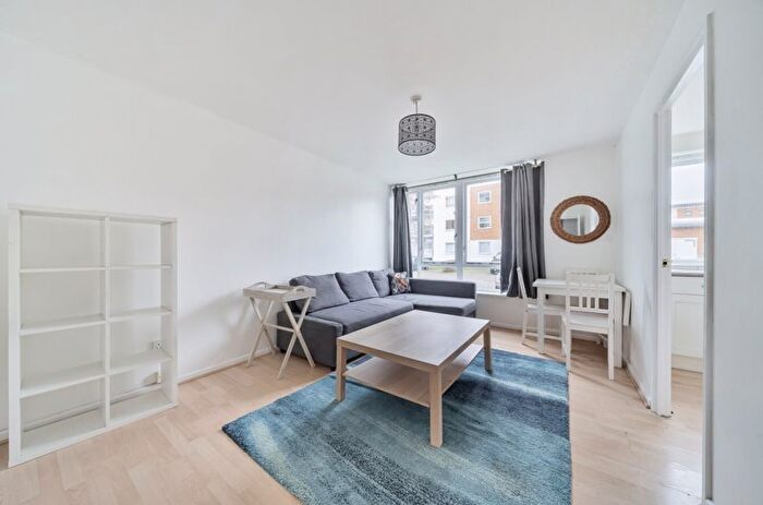 1 Bedroom Flat For Sale In Felixstowe Court, Galleons Lock, E16