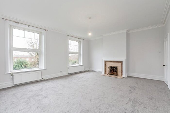 4 Bedroom Detached House To Rent In High Road, N20