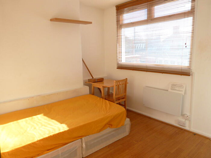 Studio To Rent In North End Road, London, NW11