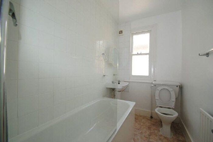 3 Bedroom Flat To Rent In Trinity Road, Wimbledon, SW19