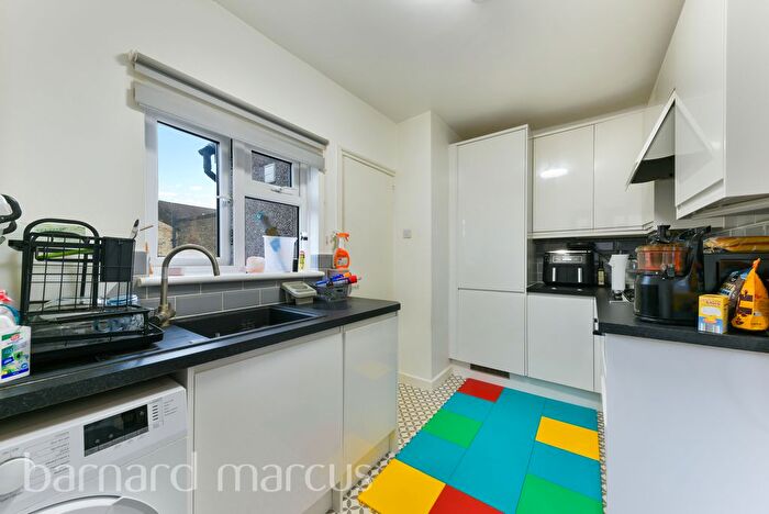 3 Bedroom Flat To Rent In Leverson Street, London, SW16