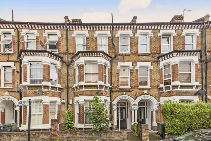 3 Bedroom Flat To Rent In Tremadoc Road, London SW4