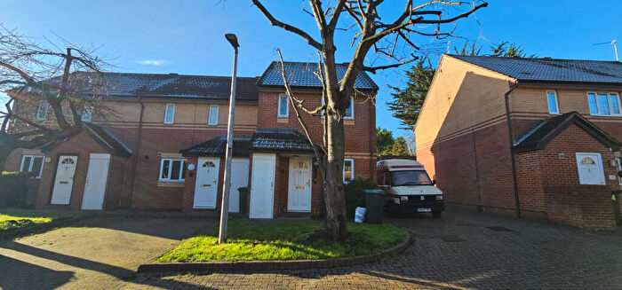 2 Bedroom End Of Terrace House For Sale In Plymouth Close, Luton, Bedfordshire, LU2