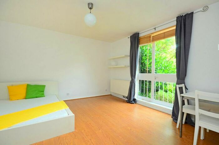 Studio To Rent In Inner Park Road, Southfields, London, SW19