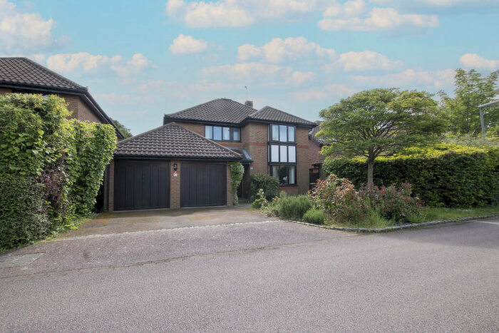 4 Bedroom Detached House To Rent In Lambyn Croft, Horley, RH6